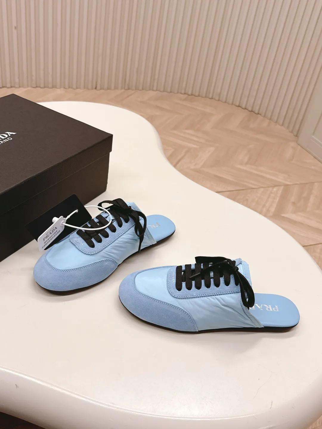 👟👟Ex-factory price 480👟👟 New color half-flop Prada Collapse recycled nylon and suede leather stretch half-flop 2025 spring and summer latest catwalk model Forrest Gump slippers Fashion item thin casual slippers This extremely lightweight sports shoe is made of recycled nylon and suede leather to create a three-dimensional shoe shape. The mixed materials highlight Prada's sports style and exquisite craftsmanship soul. The flat bottom design and elastic side cuffs make it easy to put on and take off with ease. The upper is decorated with a screen-printed logo ● Thin rubber sole · Removable leather insole upper, a casual shoe that is light, easy to wear and practical, with an original molded rubber outsole! Encounter a variety of colors combined with Forrest Gump shapes and iconic details such as Prada regenerated nylon to interpret a new style. Size: Women’s size. 35～39# 40.41